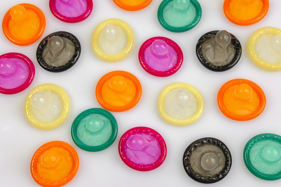 Bezpečn&yacute; sex: Jak se chr&aacute;nit před sexu&aacute;lně přenosn&yacute;mi chorobami a nechtěnou graviditou, jak použ&iacute;vat kondom, antikoncepci atd.