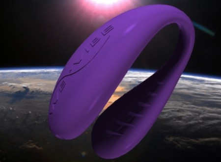 We-Vibe vibr&aacute;tor klitorid&aacute;ln&iacute; a z&aacute;roveň stimuluj&iacute;c&iacute; g-bod, luxusn&iacute; revolučn&iacute; v&yacute;robek s jedinečn&yacute;m proveden&iacute;m.
