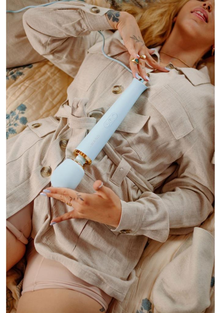 Le Wand Original Plug-In Massager masážní hlavice blue